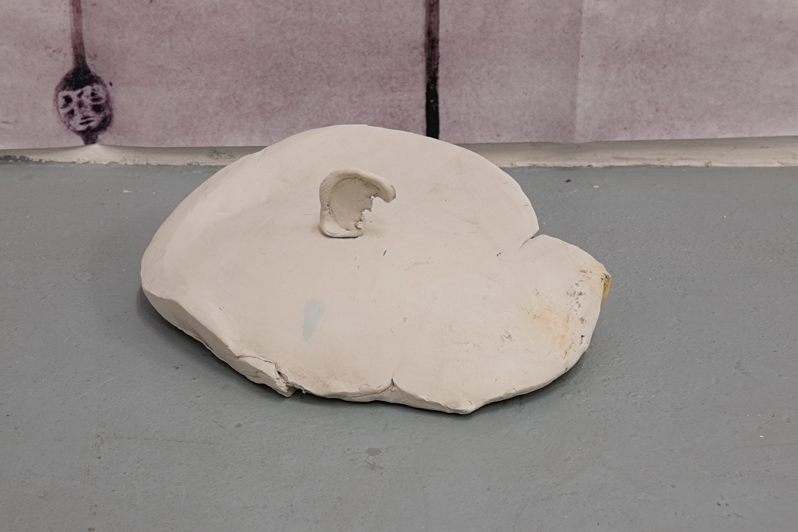 "Smashed head #002", 2018, dropped head sculpture, clay, appr. 30 x 24 x 13 cm