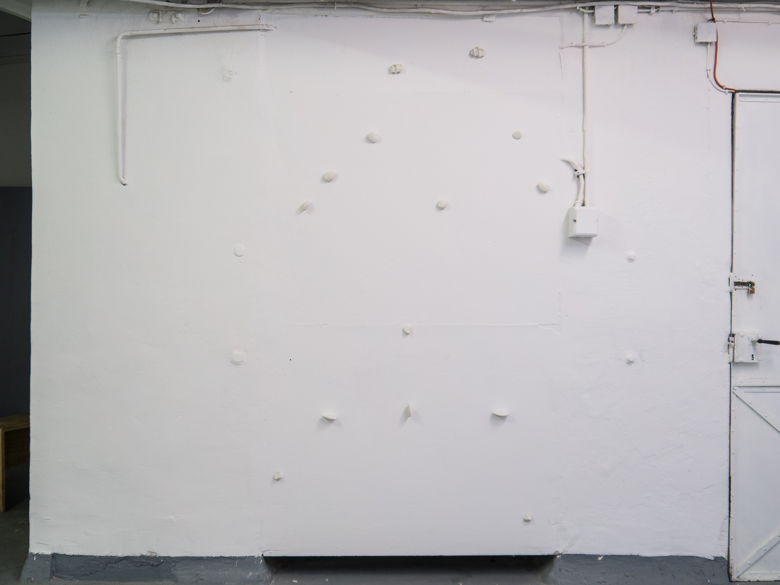 »BMI«, 2014, plaster sculptures on wall, 310  x 250 cm